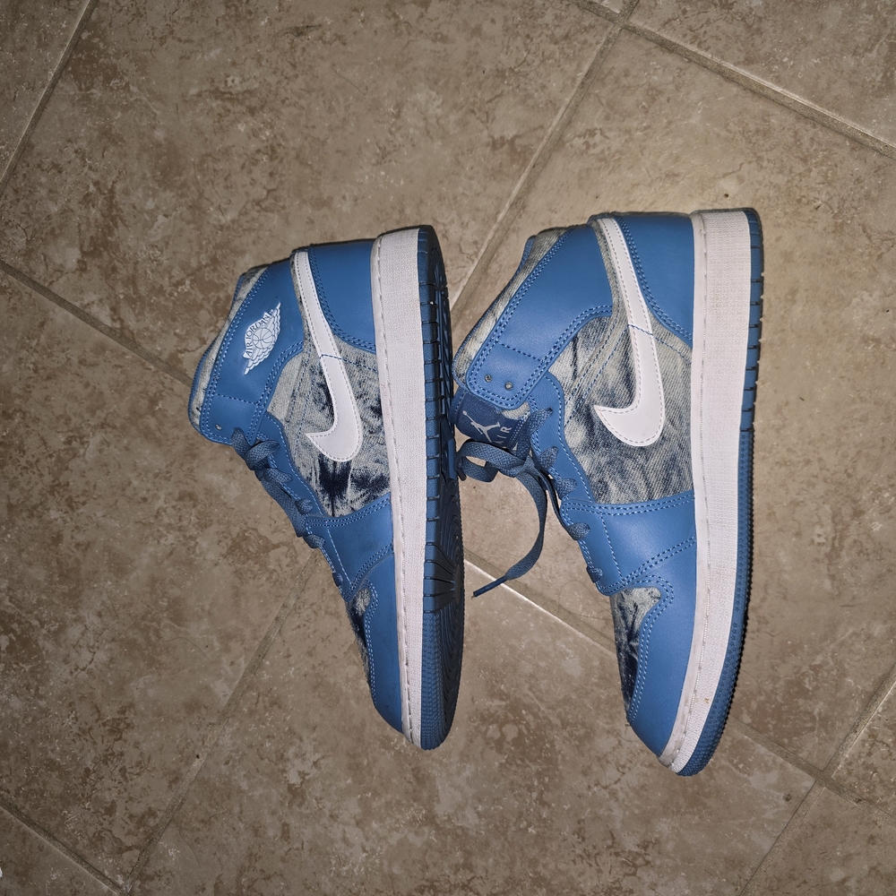 Jordan 1 Mid in Washed Denim 
Like new 
Size 7y 9 women's or 8 mens - Picture 8 of 9